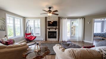 2 bedrooms, travel cot, free WiFi, bed sheets