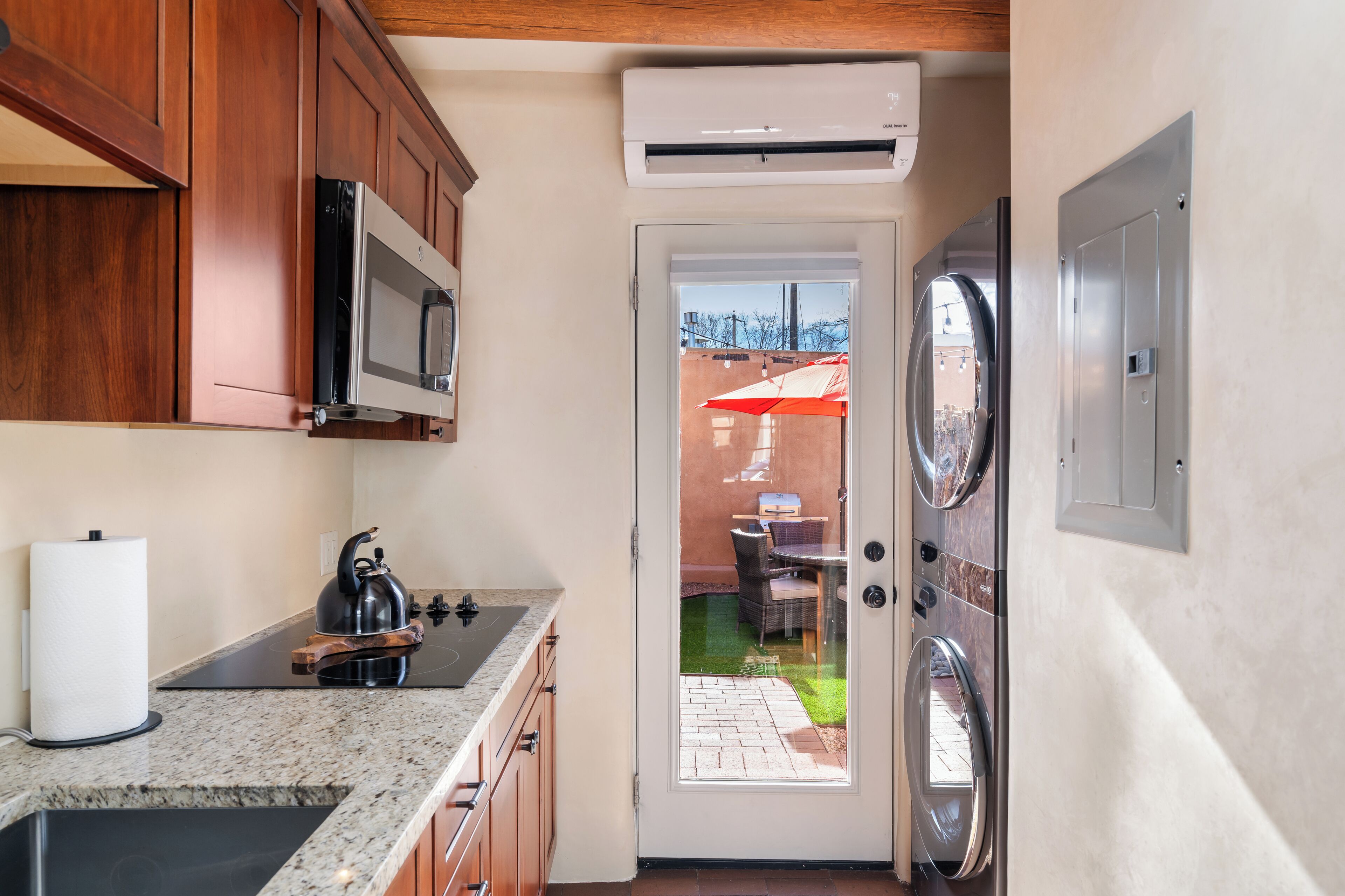 Réfrigérateur, micro-ondes, plaque de cuisson, cafetière/bouilloire