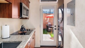 Coffee/tea maker, fridge, microwave, stovetop