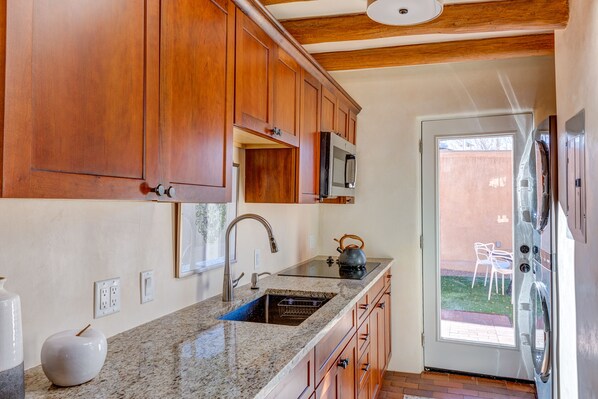 Réfrigérateur, micro-ondes, plaque de cuisson, cafetière/bouilloire