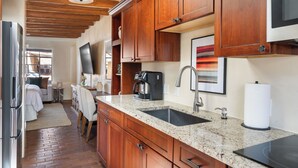 Coffee/tea maker, fridge, microwave, stovetop