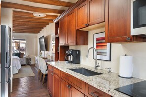 Geladeira, micro-ondas, cooktop, cafeteira/chaleira