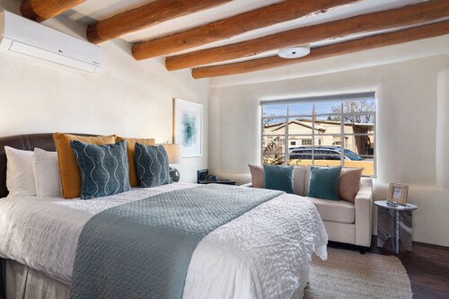 Luxurious Casita del Sol - 5 Min. Walk to Plaza - Private Backyard - Fireplace