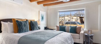 Luxurious Casita del Sol - 5 Min. Walk to Plaza - Private Backyard - Fireplace