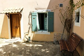 Exterior - Charming Apartments in the Mas de Soleil (Gîte "Viva") (Goudargues)