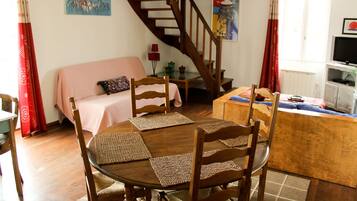 Fernseher, Bücher, Musikbibliothek