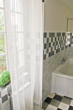 Combined shower/bathtub, hair dryer, towels, soap