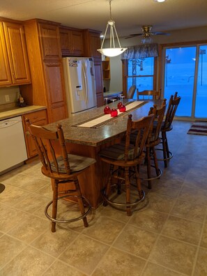 冷蔵庫、電子レンジ、オーブン、コンロ