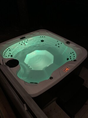 Un bain à remous équipé d’un panneau de commande et d’une seule buse de massage.