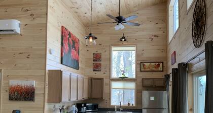 New & Romantic Couples Cabin with hot tub & fire pit near Athens & Hocking Hills