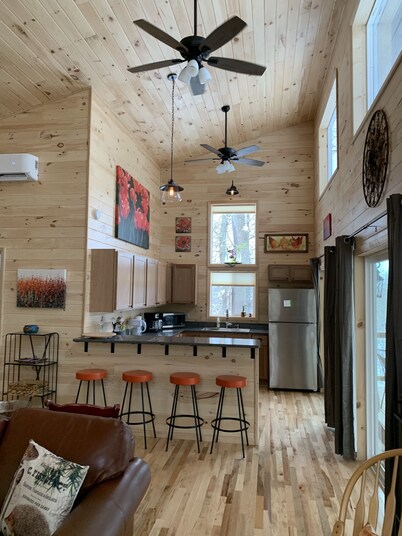 New & Romantic Couples Cabin with hot tub & fire pit near Athens & Hocking Hills