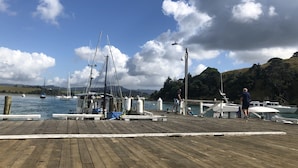 Une jetée en bois où sont amarrés des bateaux à son extrémité.