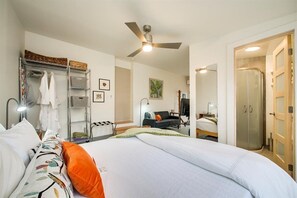 Tabla de planchar con plancha, wifi y ropa de cama 