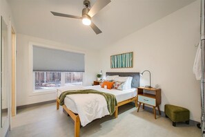 Tabla de planchar con plancha, wifi y ropa de cama 