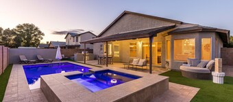 Walk to State Farm Stadium, Spring Training Heated Pool & Hot Tub!