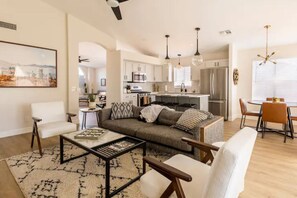 Smart TV, stereo - Walk to State Farm Stadium, Spring Training Heated Pool & Hot Tub! (Glendale)