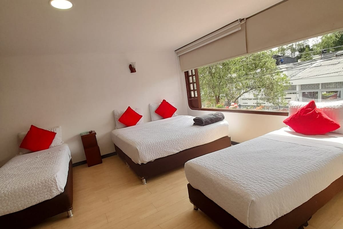 Chambre quadruple | Accès au Wi-Fi (inclus), literie fournie
