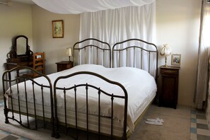 2 bedrooms, iron/ironing board, WiFi, bed sheets - Charming Apartments in the Mas de Soleil (Gîte "Tradition") (Goudargues)