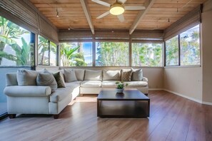 TV - 1.5 Blocks From The Beach: The Low Tide in Del Mar - New Listing (Del Mar)