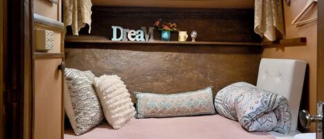 2 makuuhuonetta, työpöytä, silitysrauta/-lauta, ilmainen Wi-Fi