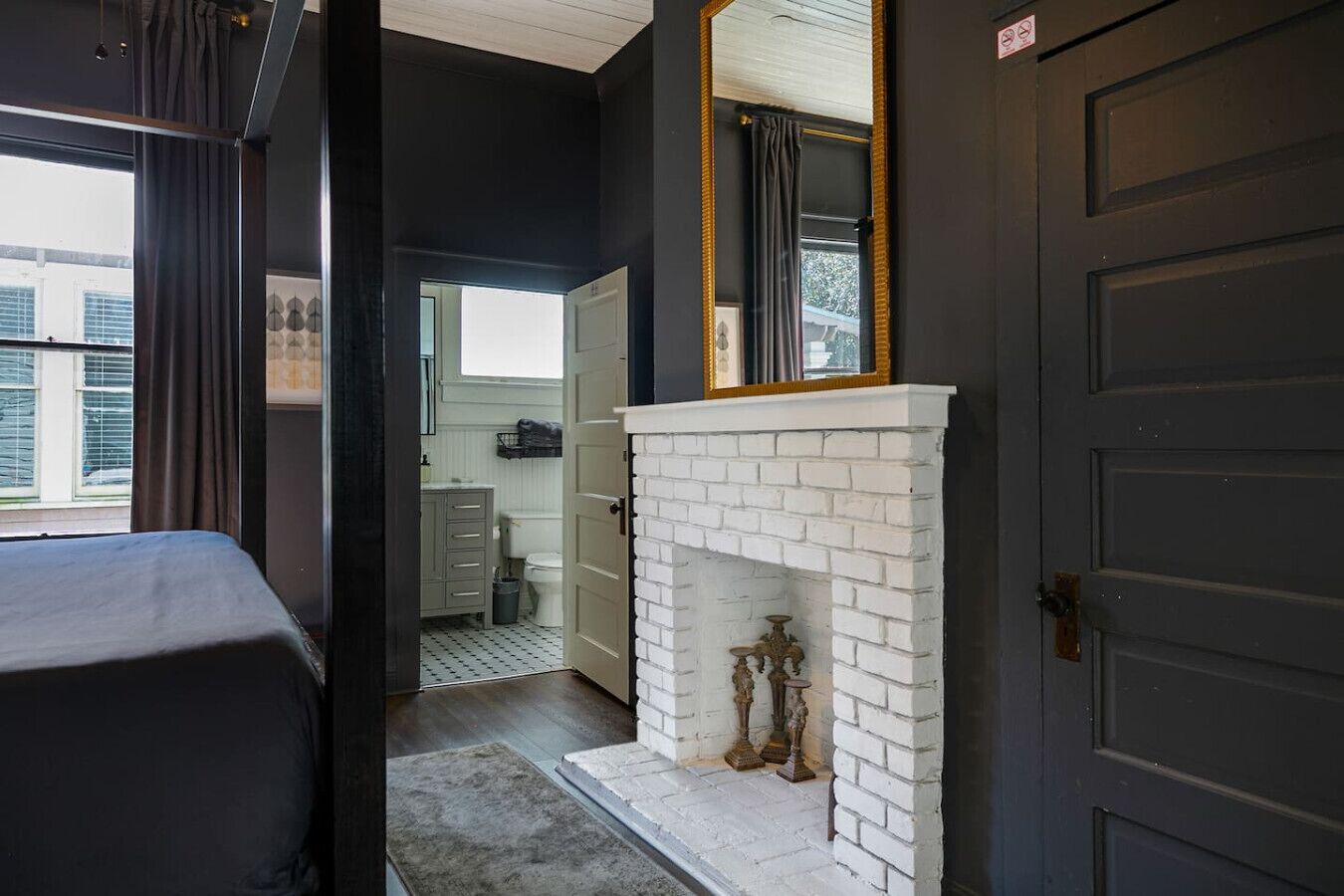 Coffres-forts dans les chambres, bureau, fer et planche à repasser