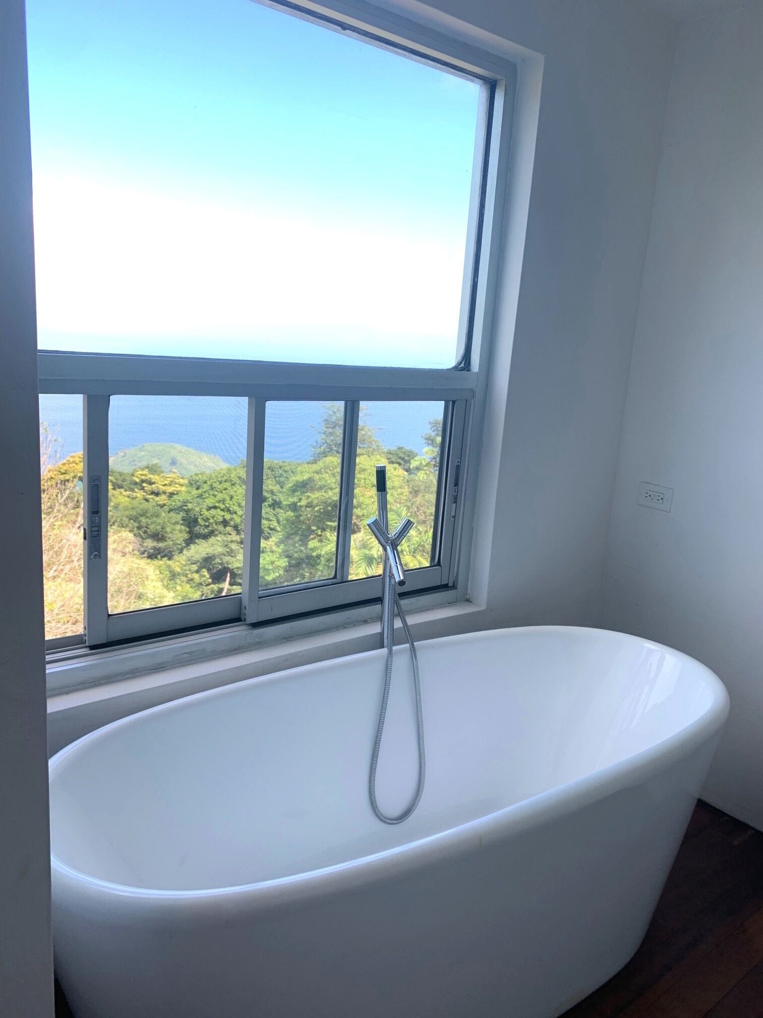 Een bad, een haardroger, handdoeken, zeep