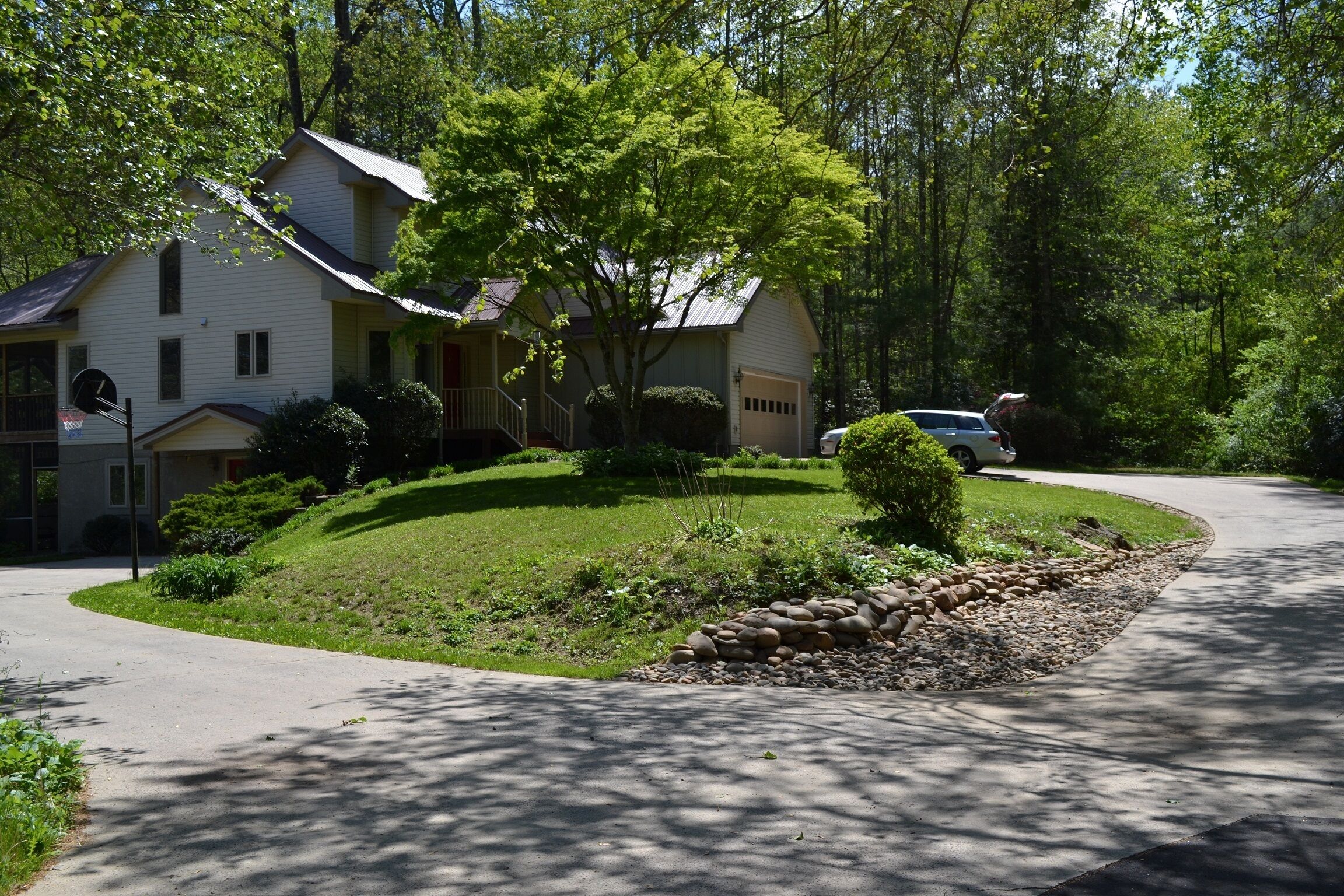 Spacious home over 3 levels, -10 minute walk to downtown, sleeps 12