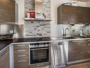 Kühlschrank, Mikrowelle, Geschirrspüler, Kochgeschirr/Geschirr/Besteck