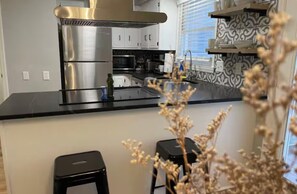 Een koelkast, een microgolfoven, een oven, een kookplaat