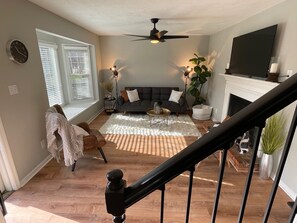 TV connectée, cheminée, livres