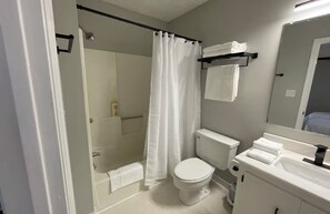 Ensemble douche/baignoire, sĂšche-cheveux, serviettes fournies, savon