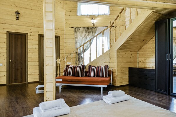 Exclusive-mökki | Työpöytä, kannettavalle tietokoneelle sopiva työtila, vuodevaatteet