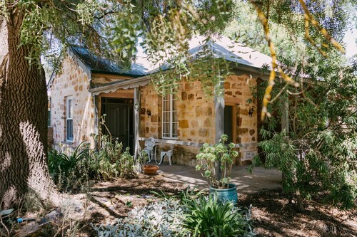 Couples Getaway. Spa Log Fire 2 Wineries and a Pub! Mintaro Hideaway Jollys Rest