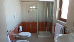 A bathroom with a toilet, a shower enclosure, and a bathtub. - Hotel Belvedere (Margherita di Savoia)
