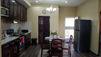 Fridge, stovetop, blender, cookware/dishes/utensils