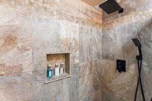 Badewanne, Haartrockner, Handtücher, Seife