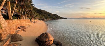 Exclusiva casa en la isla con la playa y con vistas al mar.