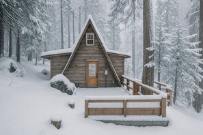 Exterior - A-Frame Escape ~Unique stay w/ comfort & style (Shaver Lake)