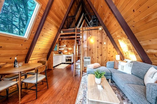 A-Frame Escape ~Unique stay w/ comfort & style