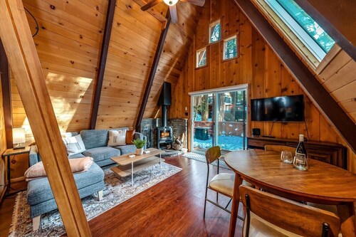 A-Frame Escape ~Unique stay w/ comfort & style