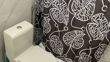 Douche, sèche-cheveux, serviettes fournies, savon