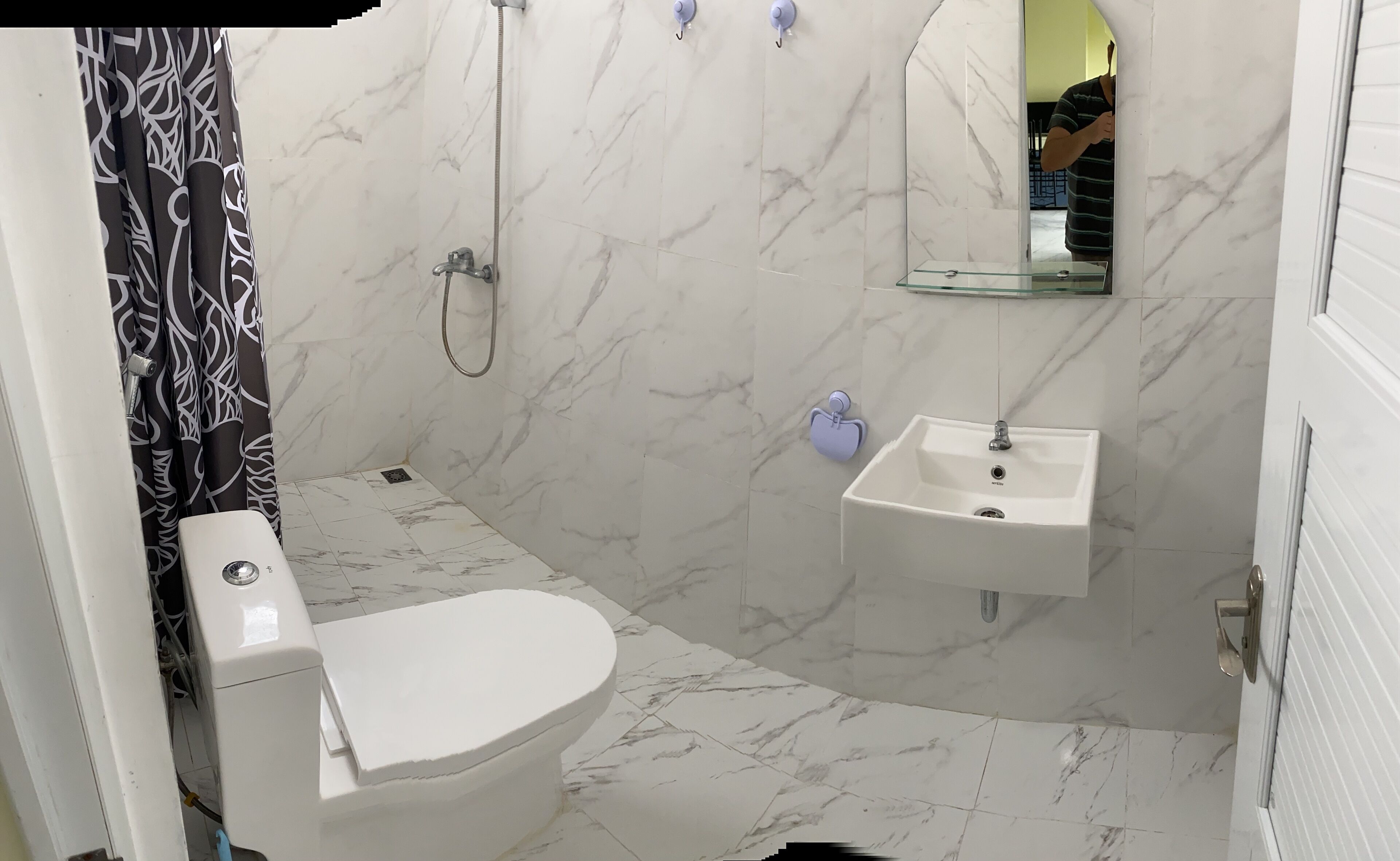 Suihku, hiustenkuivaaja, pyyhkeet, saippua