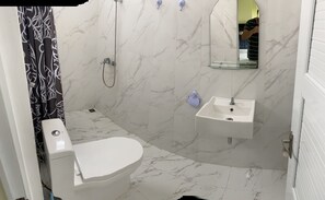 Dusche, Haartrockner, Handtücher, Seife