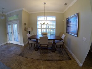 Dining - Oh what a place. Huge yard, Heated pool, 10min to beaches, 5min to US1 (ICW). (Sebastian)