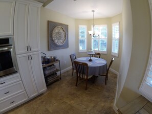 Dining - Oh what a place. Huge yard, Heated pool, 10min to beaches, 5min to US1 (ICW). (Sebastian)