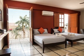 City Quadruple Room | Free WiFi, bed sheets - Hotel Murallas 231 (Campeche)