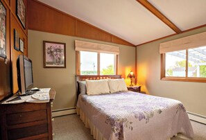 4 bedrooms, Internet, bed sheets - Hazel House steps from Boat Launch (Saint Ignace)