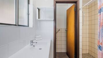 Een douche, een haardroger, handdoeken