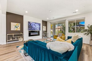 Smart TV, fireplace