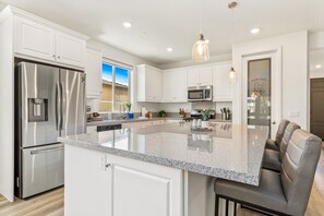 Frigorifero, microonde, forno, piano cottura